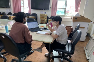 諮詢師給予學生對於求職的專業意見。.jpg