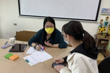 學生與諮詢師討論自我職涯興趣。.jpg