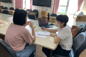諮詢師與學生共同討論如何增進能力以增強未來求職的競爭力。.jpg