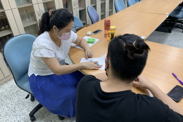 諮詢師協助學生找出自己的優勢並討論學生有興趣的職業。.jpg