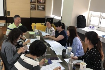 臺中市太平區宜欣國小特色英語素養導向課程共備規劃會議-圖1宜欣國小李深山校長說明規劃理念 - 因材網英語文領域助理菱玲.jpg