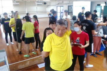 學生操作 (抓背測驗).jpg