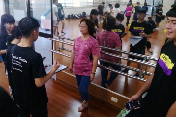 學生操作 (開眼單足立之平衡測驗).jpg