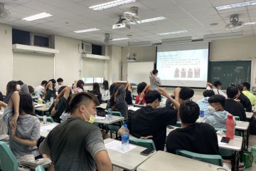 學生操作柔軟度檢測.jpg