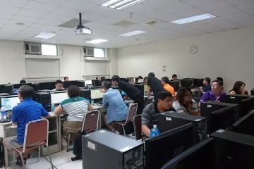 1070725物聯網研習_圖4 講師協助學員操作.jpg