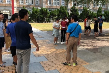 0606-4圖四 林鴻仁講師帶領同學於戶外實驗.JPG