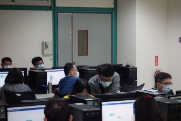 圖4 助教協助學員操作(2).JPG