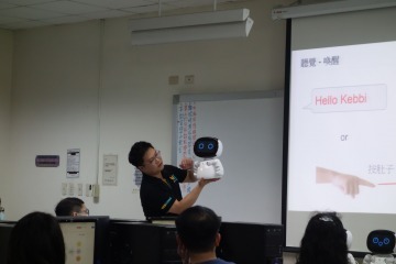 圖3 助教展示凱比機器人.JPG