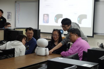 圖4 課程老師協助學員操作.JPG