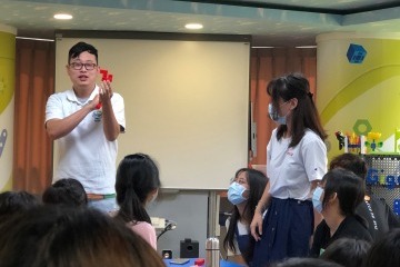 圖1 吳老師講解科學概念與原理.jpg
