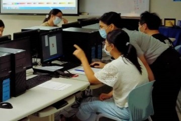 圖5 課堂助教協助學員操作軟體.jpg