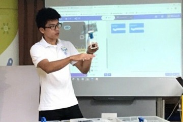 圖一 鍾老師講解科學概念與原理.jpg