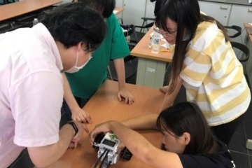 圖四 老師協助指導學生如何改進.jpg