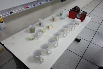 圖4 馬克杯成品與待印製馬克杯.JPG