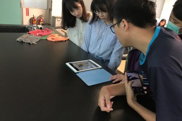 圖1 同學們在台前觀看三視圖.jpg