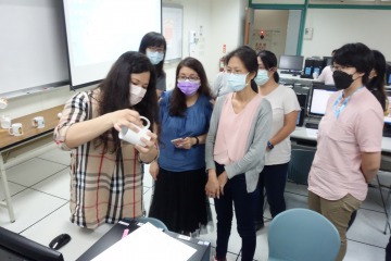 學員觀看熱轉印解說過程.JPG