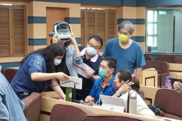 助理老師協助解決學員操作上的問題.JPG
