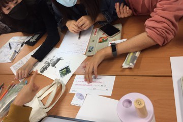 圖2 學生組分組討論.jpg