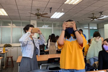 圖5 體驗VR虛擬實境教材.jpg
