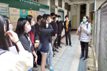圖1 科教系專題成果展-學生講解.jpg