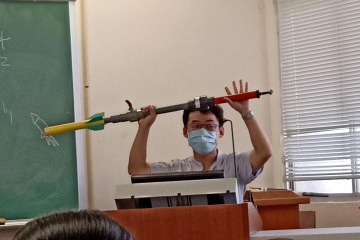 圖2 曾韋恩老師實際演示輔具操作.jpg