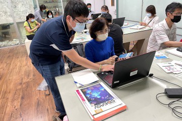 圖3 課程老師協助學員操作.jpg