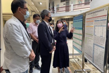 圖3 科教系專題成果展-學生進行專題解說.jpg