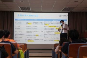 圖三、陳懷恩資訊長解說.jpg