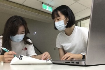 圖一 種子小老師們討論繪本大綱,確立整體畫風呈現以及構思內頁插圖設計.jpg
