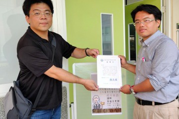 416臺中司法園區歷史導覽參訪行前由郭致遠老師代頒感謝狀予李佳浤老師.JPG
