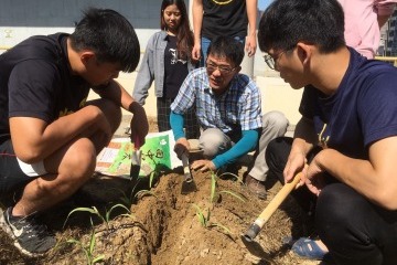 老師示範及講解挖溝渠的目的.jpg
